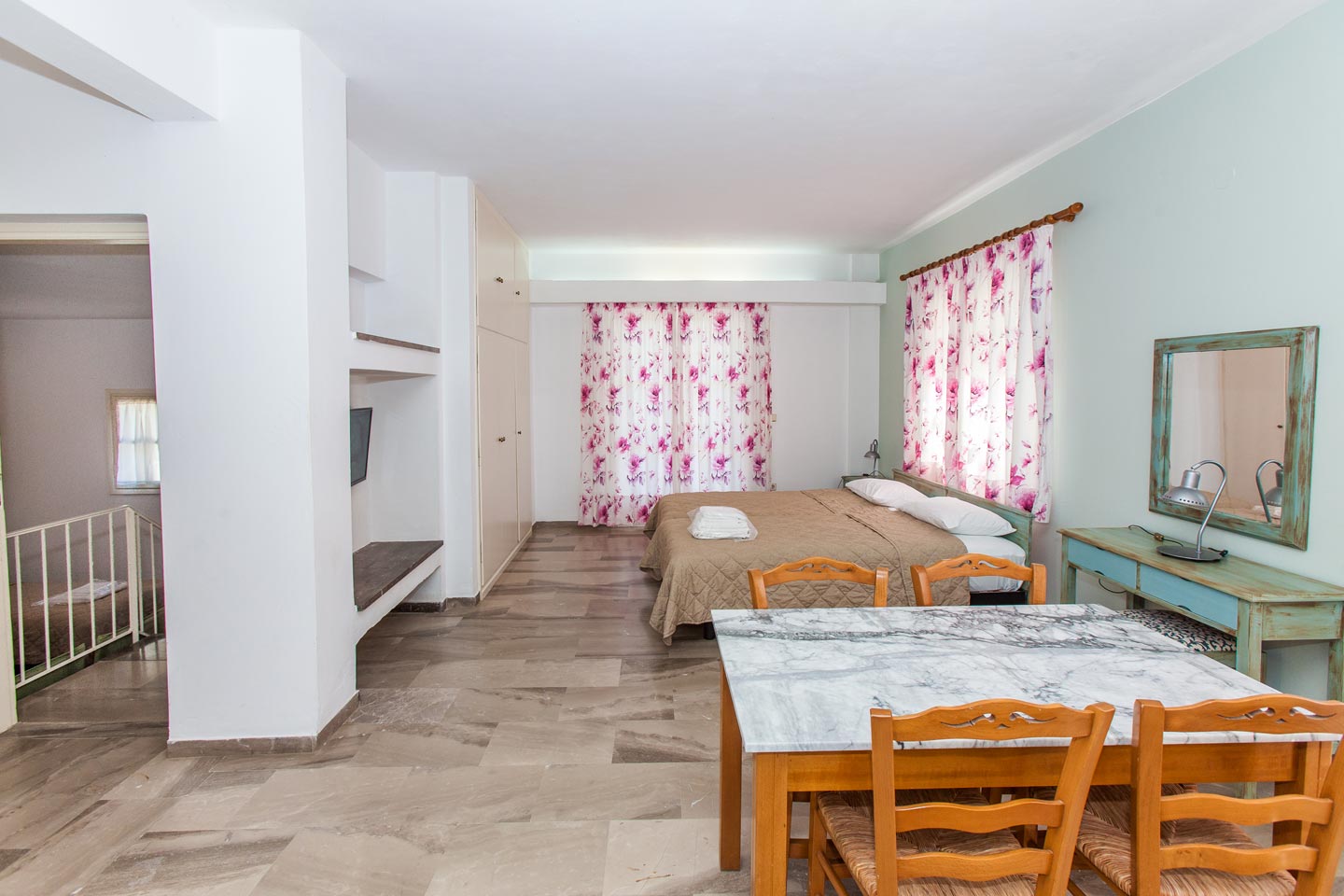 Quadruple Tolo Apartment
